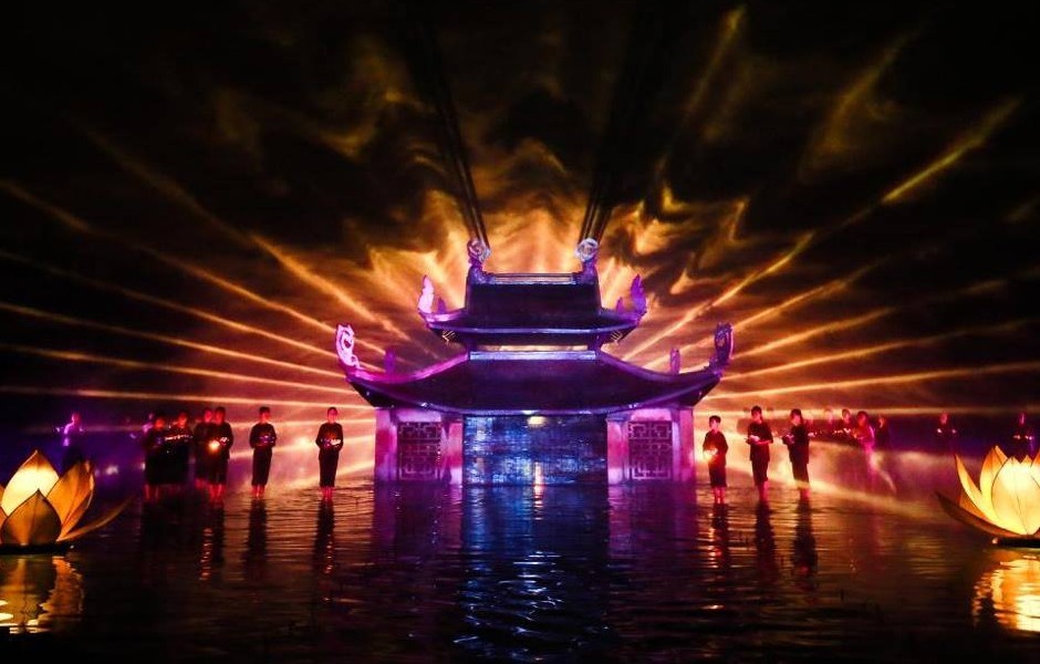 Show diễn thực cảnh Tinh hoa Bắc Bộ là một trong những "thỏi nam châm" hút khách đến xã Quốc Oai. Show diễn thực cảnh Tinh hoa Bắc Bộ là một trong những "thỏi nam châm" hút khách đến xã Quốc Oai.