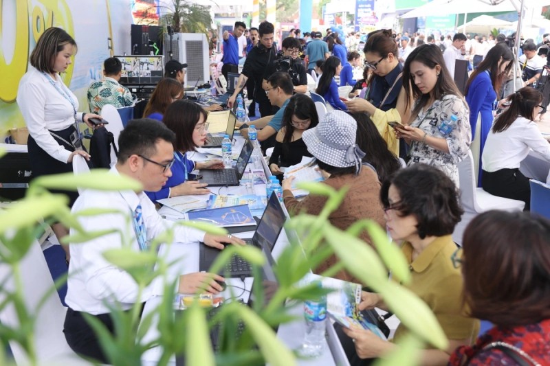 Gian hàng của các doanh nghiệp lữ hành thu hút đông đảo du khách đến tìm hiểu, mua tour, dịch vụ du lịch.