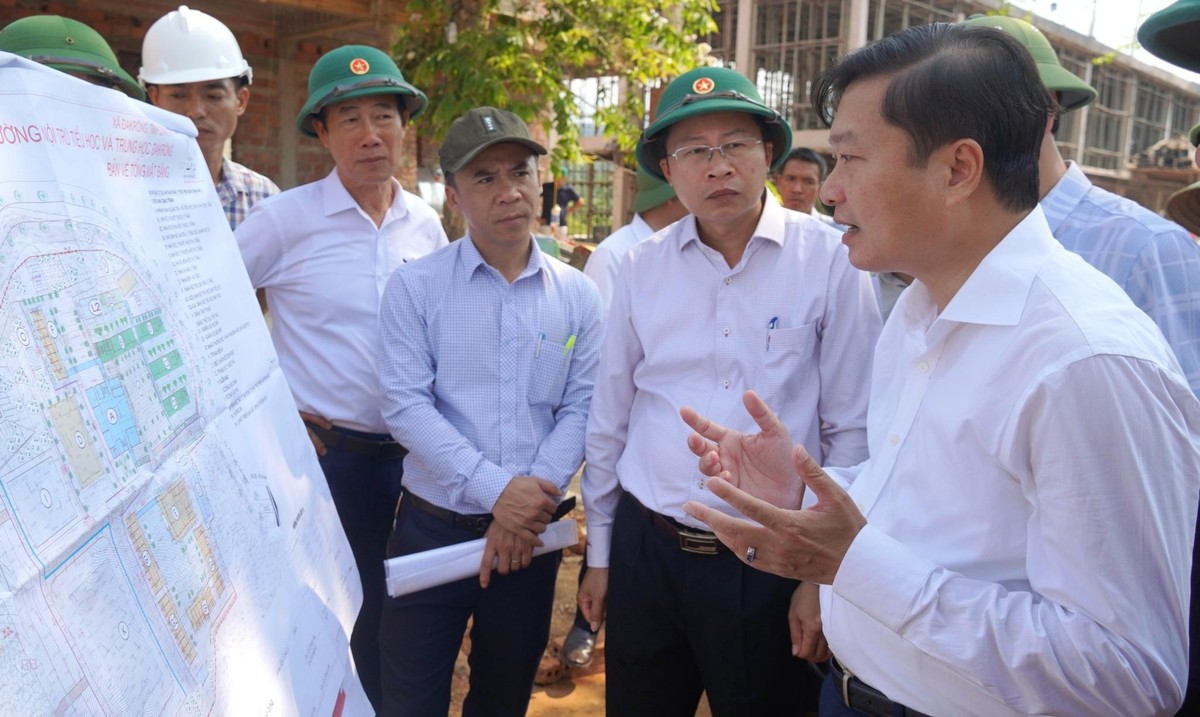 Chủ tịch UBND tỉnh Quảng Trị Lê Hồng Vinh (ngoài cùng, bên phải ảnh) chỉ đạo các giải pháp đẩy nhanh tiến độ xây dựng Trường nội trú Tiểu học và Trung học cơ sở Đakrông Chủ tịch UBND tỉnh Quảng Trị Lê Hồng Vinh (ngoài cùng, bên phải ảnh) chỉ đạo các giải pháp đẩy nhanh tiến độ xây dựng Trường nội trú Tiểu học và Trung học cơ sở Đakrông