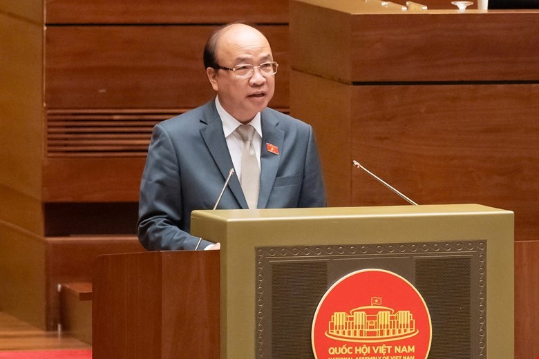 Chủ nhiệm Ủy ban Pháp luật và Tư pháp Phan Chí Hiếu trình bày báo cáo thẩm tra.