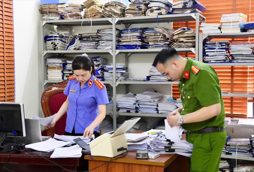 Lực lượng chức năng khám xét, thu giữ nhiều hồ sơ, chứng cứ liên quan tới vụ án.