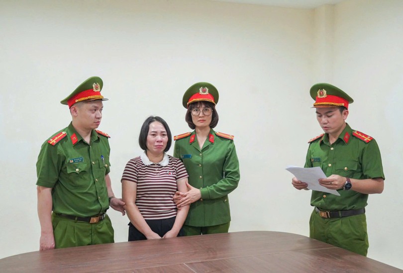 Cơ quan điều tra tống đạt các quyết định, lệnh tố tụng đối với bị can.