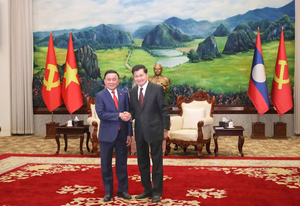 Tổng Bí thư, Chủ tịch nước Lào Thoong-lun Xi-xu-lít bày tỏ vui mừng gặp lại Đồng chí Thường trực Ban Bí thư Trần Cẩm Tú.