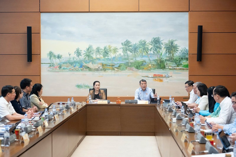 Phiên thảo luận tại tổ 11 sáng 10/4.