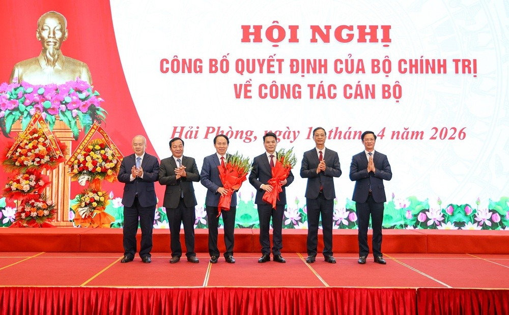 Ban Thường vụ Thành ủy Hải Phòng tặng hoa chúc mừng ông Lê Tiến Châu, Phó thủ tướng Chính phủ và ông Lê Ngọc Châu, Bí thư Thành ủy Hải Phòng