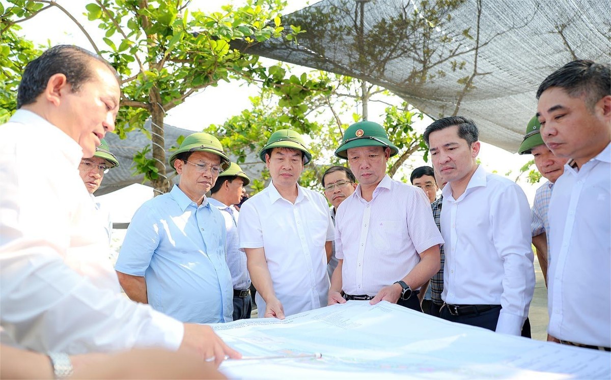 Lãnh đạo tỉnh Hà Tĩnh tại buổi khảo sát - Ảnh: BHT