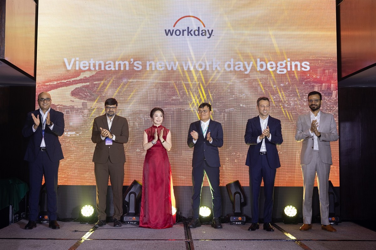Ông Đoàn Hải Nam (thứ 3 từ phải qua), Giám đốc Công nghệ VSOL trong sự kiện Workday ra mắt tại Việt Nam. Ảnh: Thanh Viết Lê