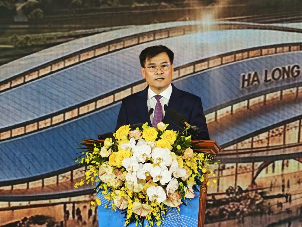 Ông Bùi Văn Khắng, Chủ tịch UBND tỉnh Quảng Ninh phát biểu tại lễ khởi công Ông Bùi Văn Khắng, Chủ tịch UBND tỉnh Quảng Ninh phát biểu tại lễ khởi công