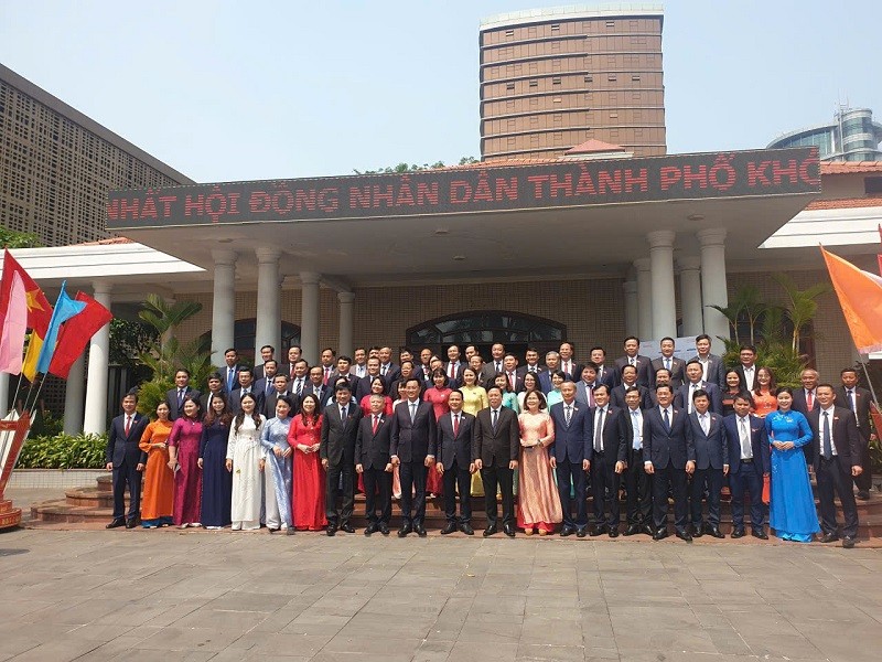 Bí thư Thành ủy Đà Nẵng Lê Ngọc Quang (thứ 10 từ trái sang) chụp hình lưu niệm cùng lãnh đạo, đại biểu HĐND Thành phố khóa XI, nhiệm kỳ 2026 - 2031. Ảnh: Linh Đan