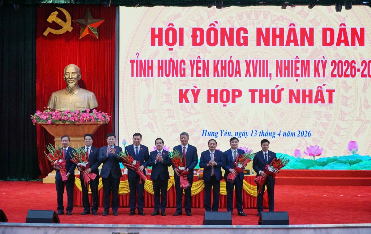 Lãnh đạo Thường trực Tỉnh ủy tặng hoa chúc mừng Chủ tịch UBND tỉnh, các Phó Chủ tịch UBND tỉnh, nhiệm kỳ 2026 - 2031. Lãnh đạo Thường trực Tỉnh ủy tặng hoa chúc mừng Chủ tịch UBND tỉnh, các Phó Chủ tịch UBND tỉnh, nhiệm kỳ 2026 - 2031.