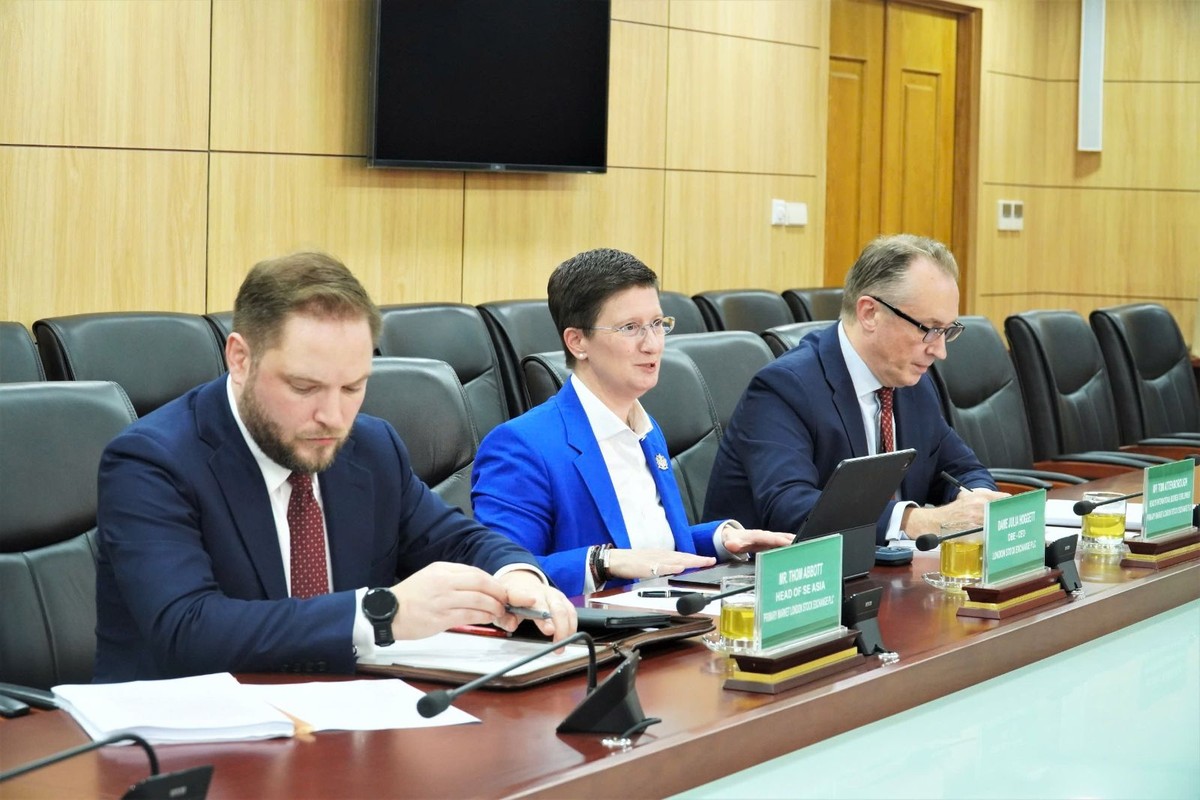 Bà Julia Hoggett - Tổng Giám đốc điều hành LSEG phát biểu tại buổi làm việc