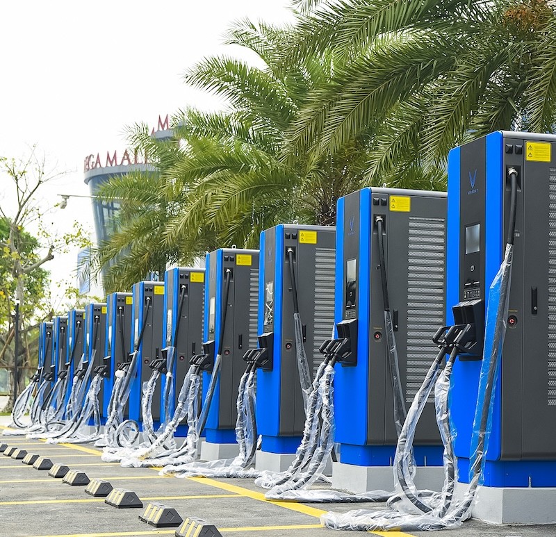 Nhiều trạm sạc trang bị các cổng sạc công suất lớn, từ 60 kW đến 120 kW và 150 kW để tiết kiệm thời gian cho người dùng xe điện. Nhiều trạm sạc trang bị các cổng sạc công suất lớn, từ 60 kW đến 120 kW và 150 kW để tiết kiệm thời gian cho người dùng xe điện.