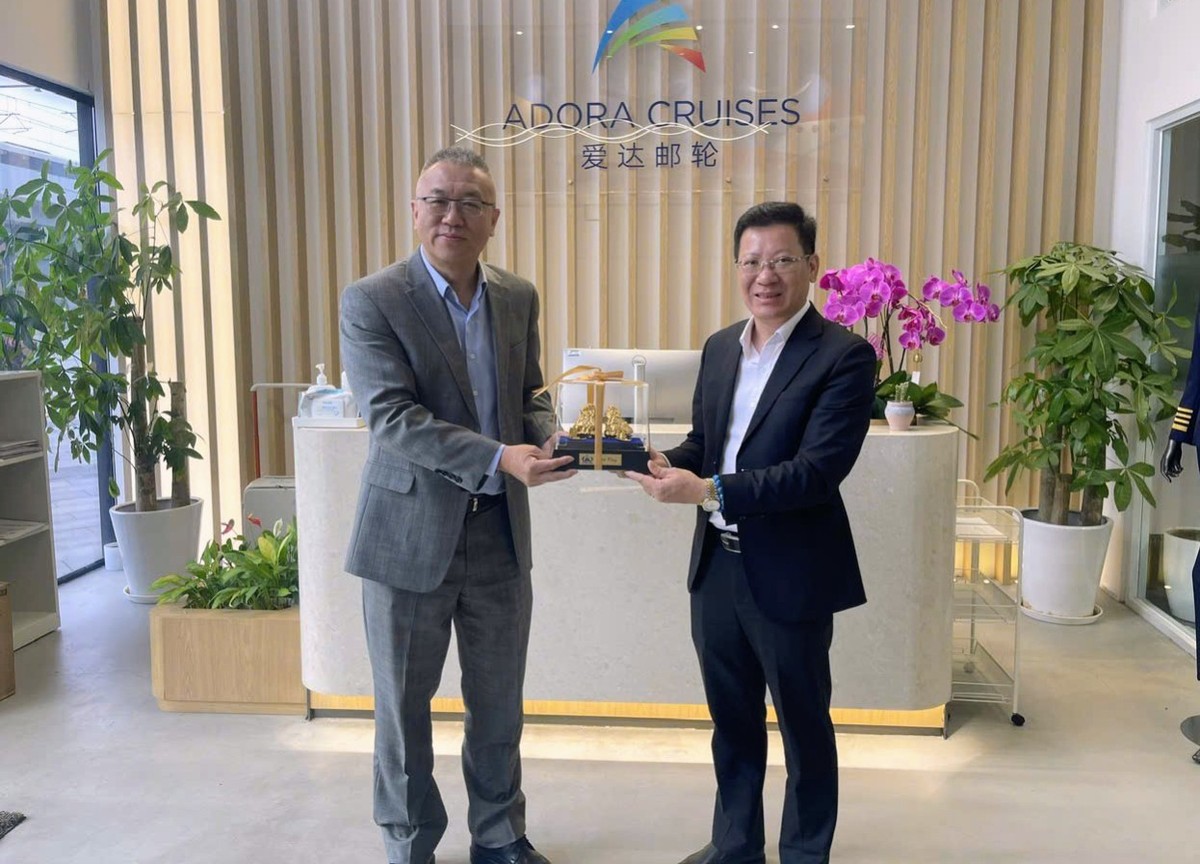Giám đốc Sở Văn hoá, Thể thao và Du lịch tỉnh Quảng Ninh (bên phải) tặng quà lưu niệm cho Tổng Giám đốc hãng tàu biển Adora. Giám đốc Sở Văn hoá, Thể thao và Du lịch tỉnh Quảng Ninh (bên phải) tặng quà lưu niệm cho Tổng Giám đốc hãng tàu biển Adora.