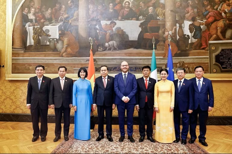 Chủ tịch Quốc hội Trần Thanh Mẫn và Chủ tịch Hạ viện Italia Lorenzo Fontana với đại biểu. (Ảnh: Doãn Tấn/TTXVN)