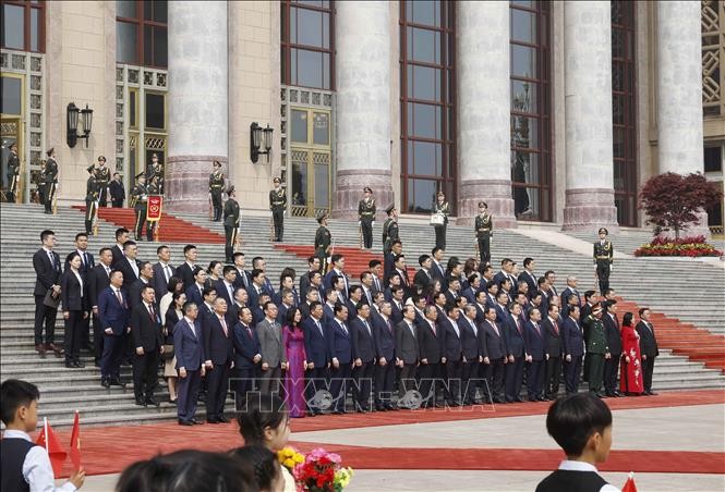 Đoàn đại biểu cấp cao hai nước tham dự Lễ đón. Ảnh: Thống Nhất/TTXVN