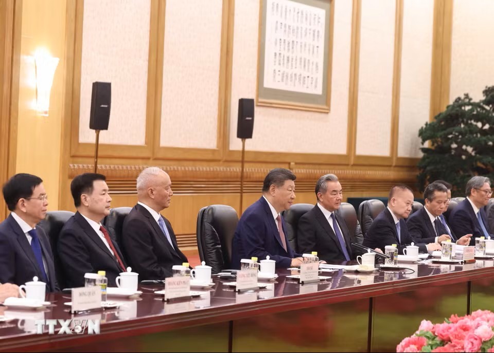 Tổng Bí thư, Chủ tịch nước Tô Lâm và thành viên Đoàn cấp cao Việt Nam tại cuộc hội đàm với Tổng Bí thư, Chủ tịch nước Trung Quốc Tập Cận Bình và Đoàn cấp cao Trung Quốc. (Ảnh: Thống Nhất/TTXVN)