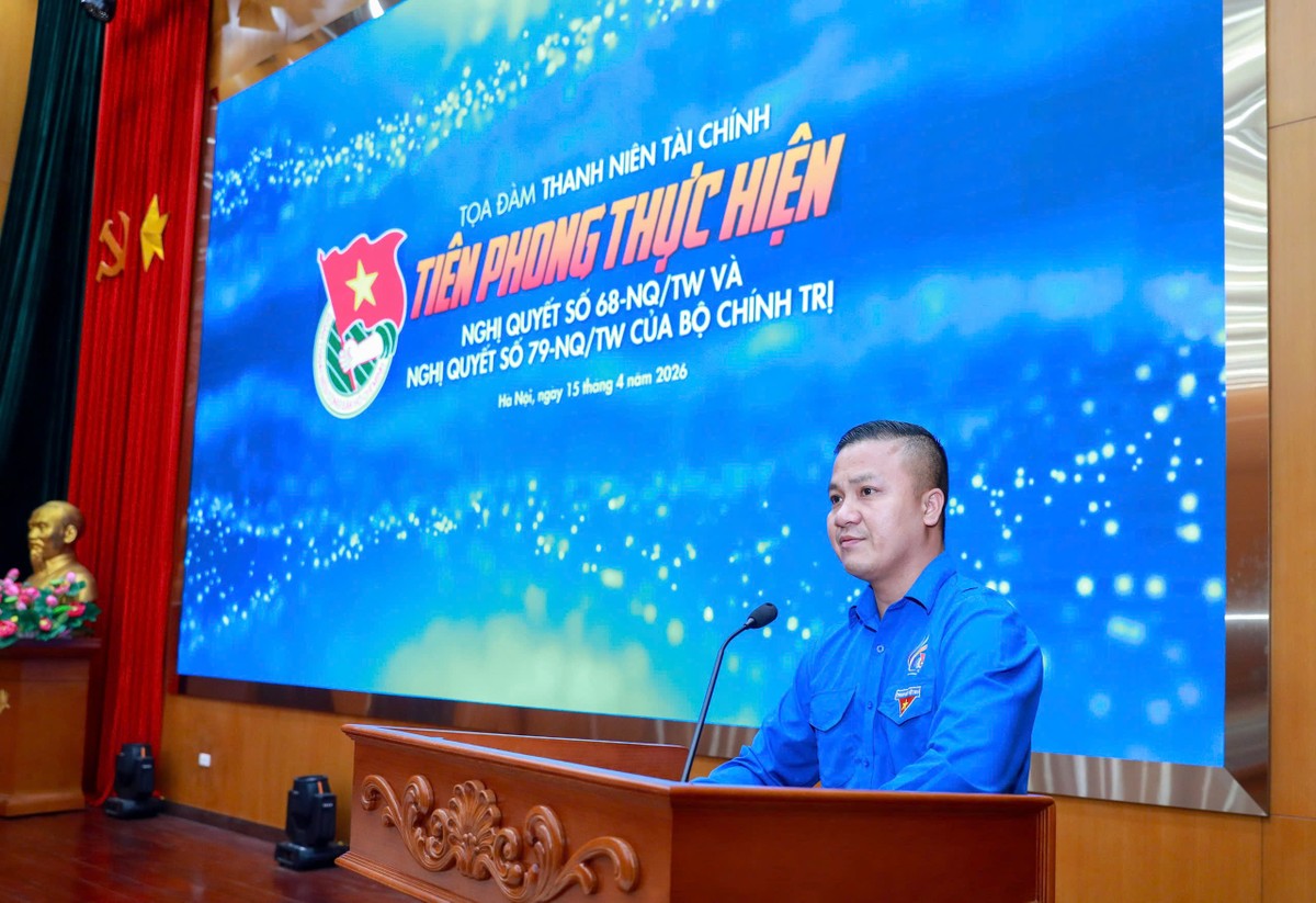 Đồng chí Lê Đôn, Bí thư Đoàn Thanh niên Bộ Tài chính chủ trì Toạ đàm. Ảnh: Đức Thanh