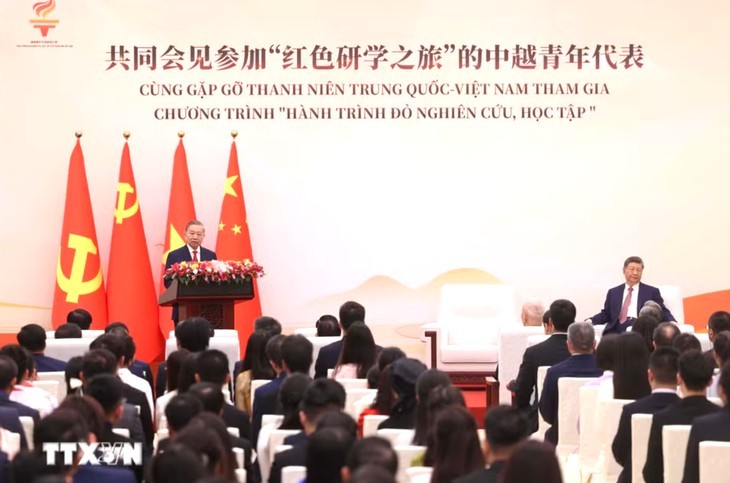 Sự hiện diện của hai nhà lãnh đạo cao nhất hai Đảng, hai nước thể hiện sự coi trọng đặc biệt với việc vun đắp và bồi dưỡng giáo dục thế hệ trẻ hai nước, tiếp tục kế thừa truyền thống cách mạng của các thế hệ đi trước - Ảnh: TTXVN