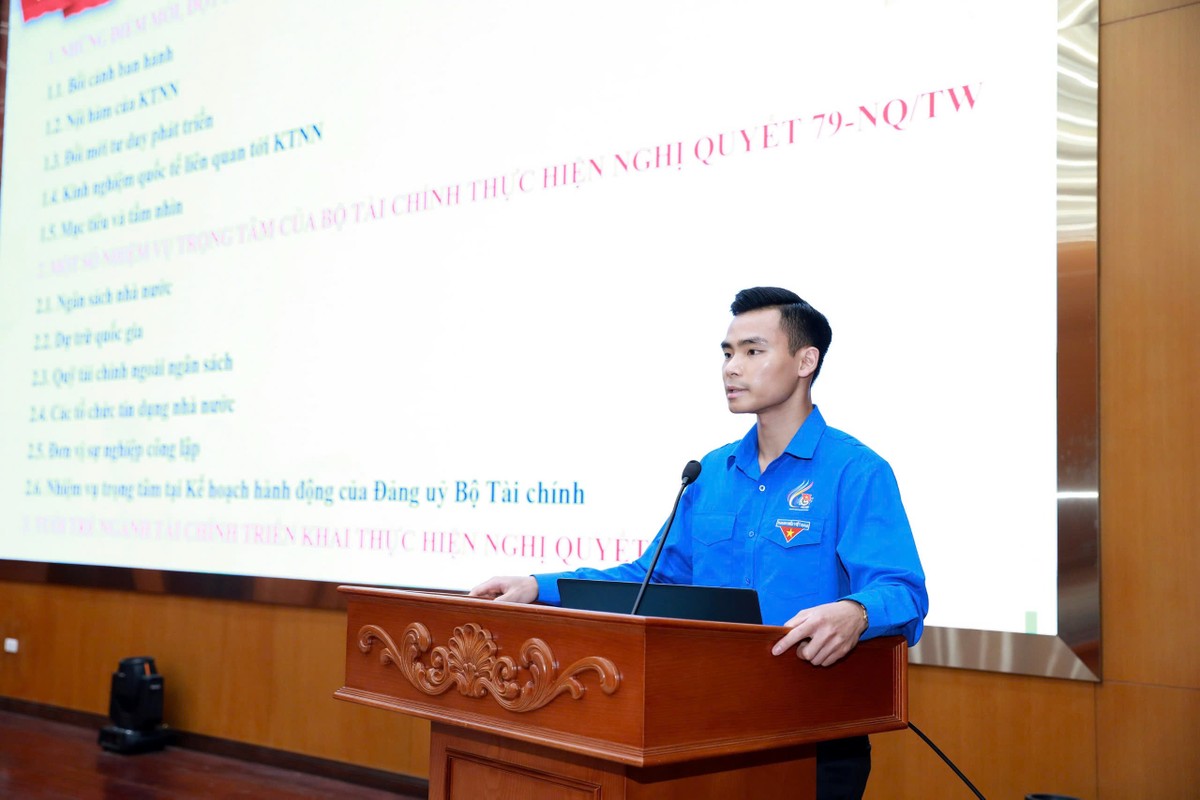 Đồng chí Bí thư Chi đoàn Viện Chiến lược và Chính sách kinh tế - tài chính trình bày tham luận tại tọa đàm. Ảnh: Minh Tiến.