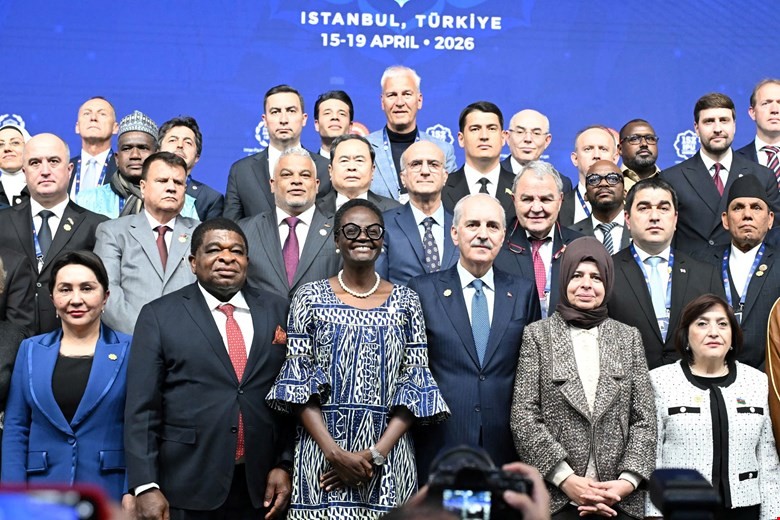 Chủ tịch Quốc hội Trần Thanh Mẫn chụp ảnh lưu niệm cùng các đại biểu dự Lễ khai mạc IPU 152.