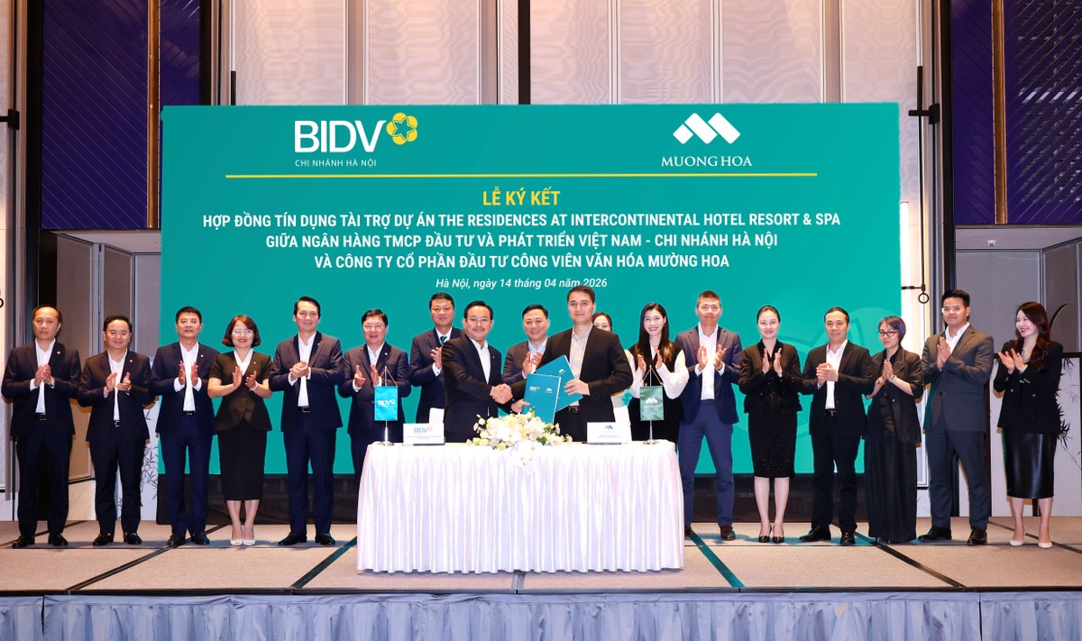 Giám đốc BIDV Hà Nội Nguyễn Đình Dương và Phó Chủ tịch HĐQT Alphanam Nguyễn Minh Nhật ký kết hợp đồng tín dụng