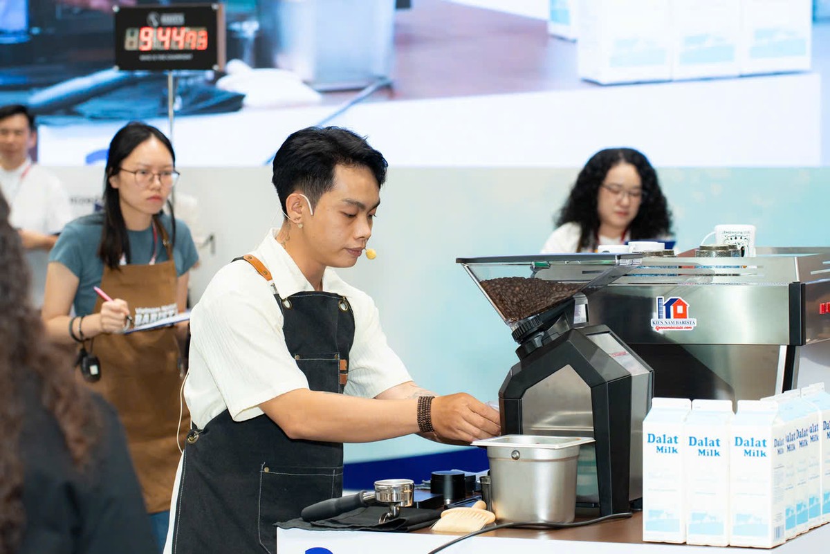 Barista trình diễn kỹ thuật pha chế.