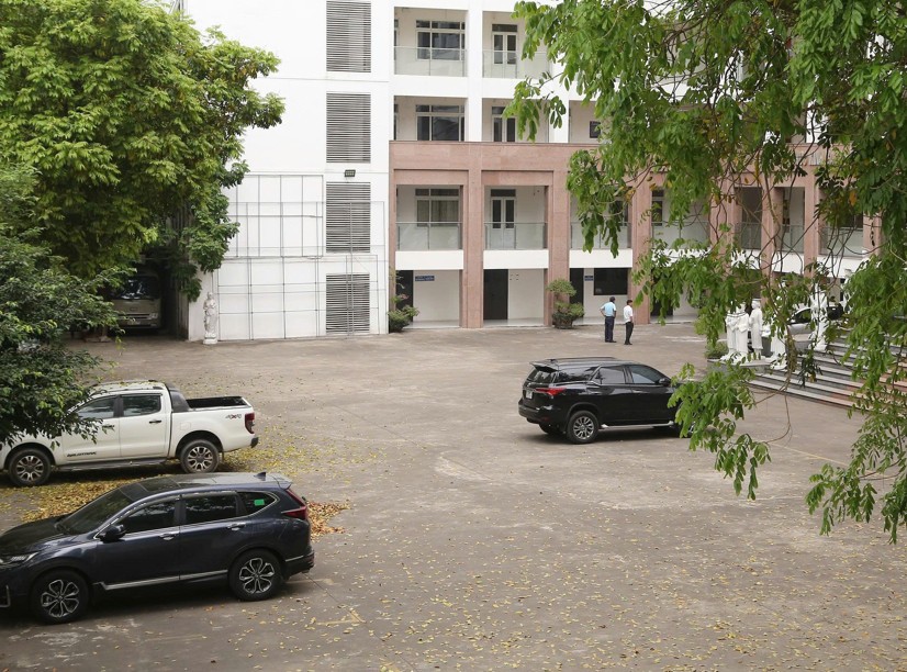 Lực lượng chức năng làm việc tại trụ sở Trường Đại học Kinh Bắc.