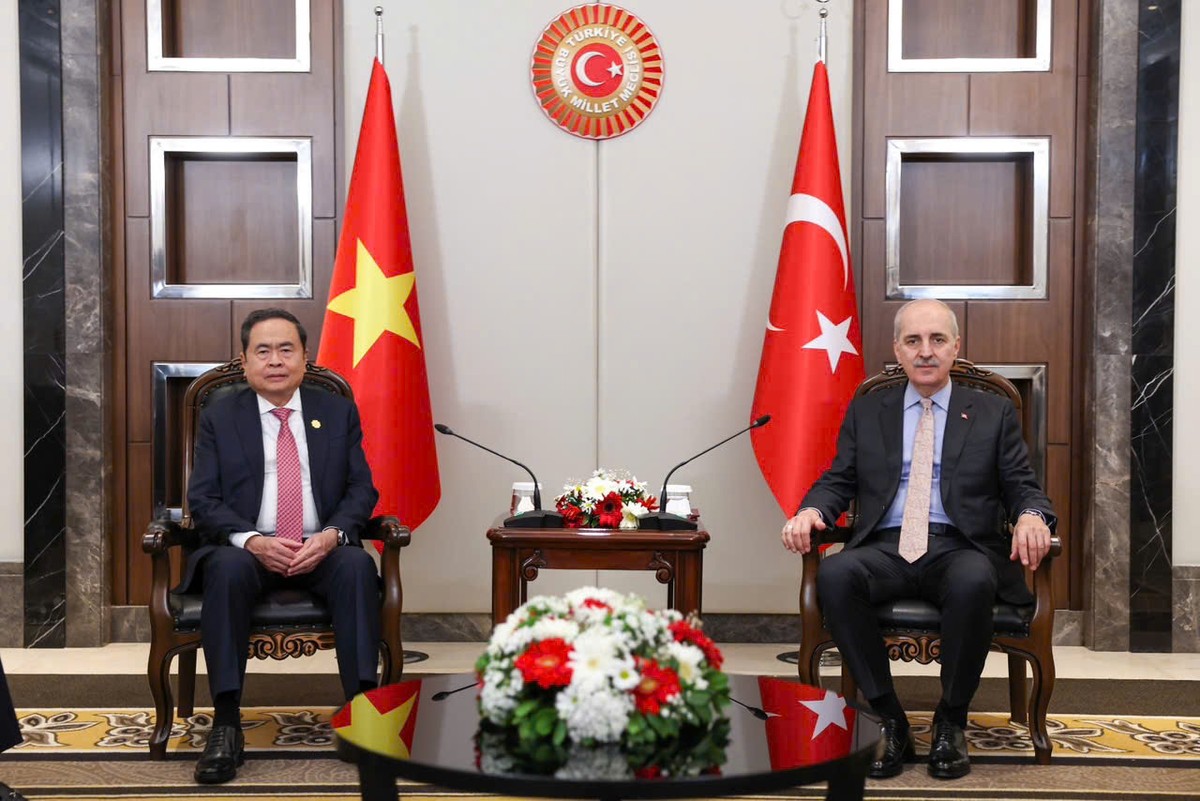 Chủ tịch Quốc hội Trần Thanh Mẫn gặp Chủ tịch Thượng viện Bỉ Vincent Blondel nhân dịp IPU-152.