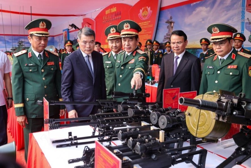 Thủ tướng Lê Minh Hưng tham quan trưng bày sáng kiến cải tiến kỹ thuật của Quân khu 4 - Ảnh: VGP.