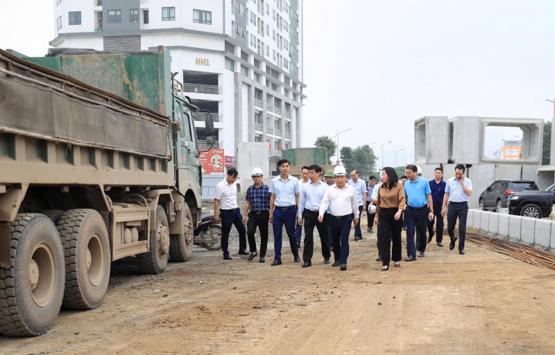 Chủ tịch UBND TP. Hà Nội yêu cầu các nhà thầu phải tập trung nhân lực, thiết bị, tổ chức thi công “có mặt bằng đến đâu làm đến đó”, phấn đấu hoàn thành toàn bộ các hạng mục trong năm 2026.