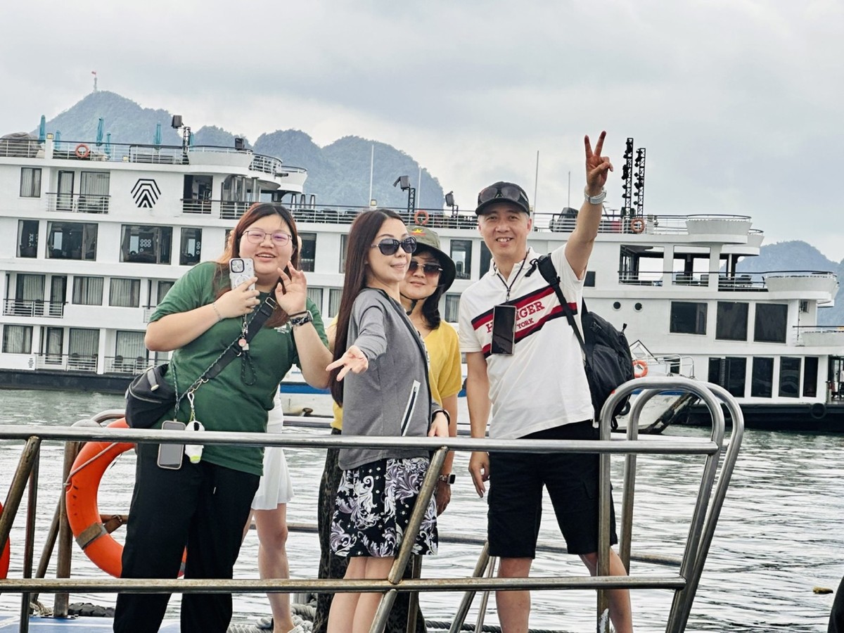 Du khách thích thú, hào hứng trước khi lên tàu.