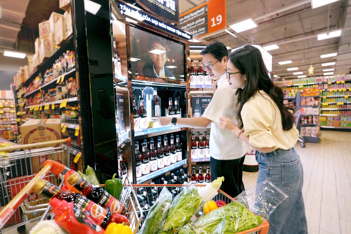 Người tiêu dùng mua sắm sản phẩm Masan Consumer - Nước mắm Chin-Su ủ chượp 365 ngày