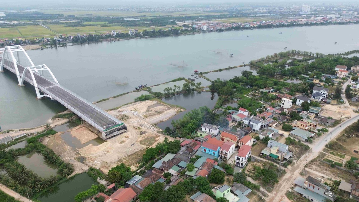 Cầu Nhật Lệ 3 vẫn chưa thể thi công phần đường dẫn lên cầu do vướng mặt bằng các hộ dân
