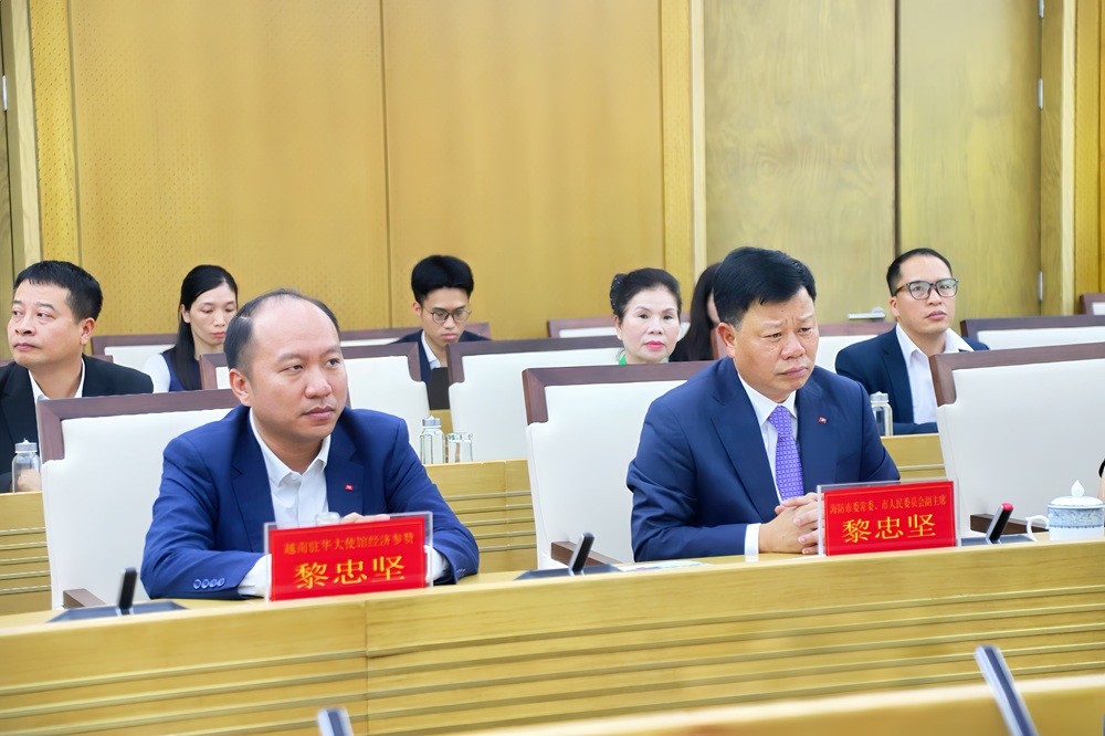 Ông Lê Trung Kiên, Phó chủ tịch UBND TP. Hải Phòng phát biểu tại buổi làm việc với Trung tâm Trung Quốc - ASEAN, tăng cường kết nối doanh nghiệp Việt Nam - Trung Quốc