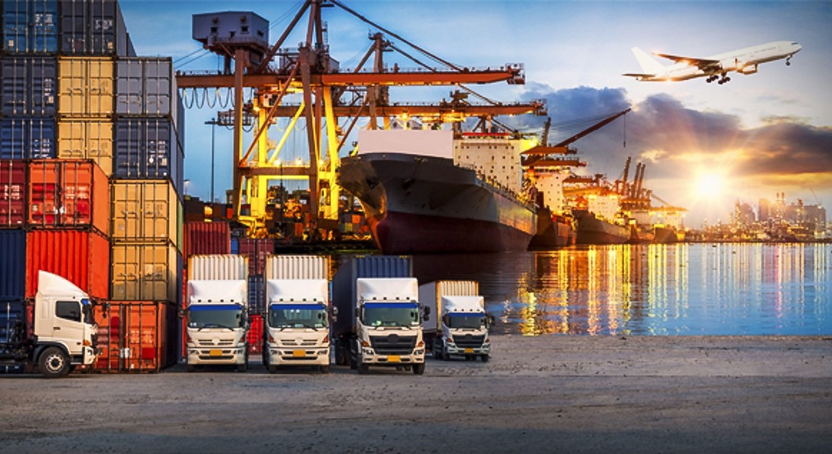 Xăng dầu tiếp tục là yếu tố dẫn dắt, kéo theo chi phí vận tải, sản xuất và tiêu dùng tăng theo. Ảnh minh họa.