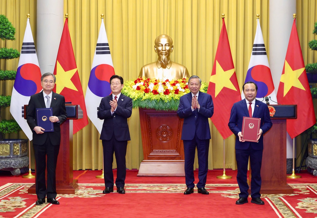 Tổng Bí thư, Chủ tịch nước Tô Lâm và Tổng thống Hàn Quốc cùng chứng kiến lễ ký kết một số văn kiện. Ảnh: Đức Thanh.