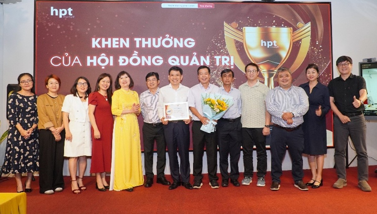 Hội đồng Quản trị Công ty HPT khen thưởng Ban Điều hành