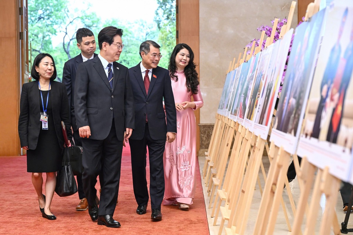 Thủ tướng Chính phủ Lê Minh Hưng cùng Tổng thống Hàn Quốc Lee Jae Myung tham quan triển lãm hợp tác hai nước. Ảnh: Đức Thanh.