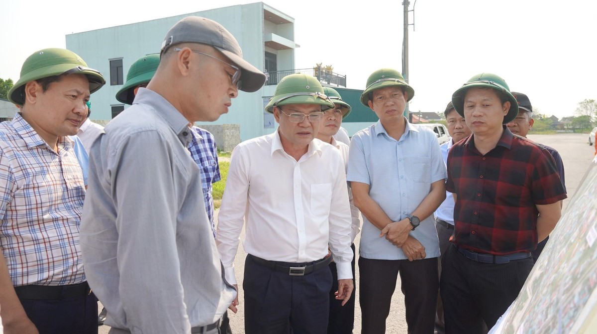 Phó Chủ tịch UBND tỉnh Quảng Trị Phan Phong Phú (giữa ảnh, áo sơ mi trắng) kiểm tra khu vực dự án.