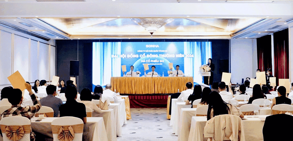 Các cổ đông biểu quyết thông qua các tờ trình tại đại hội