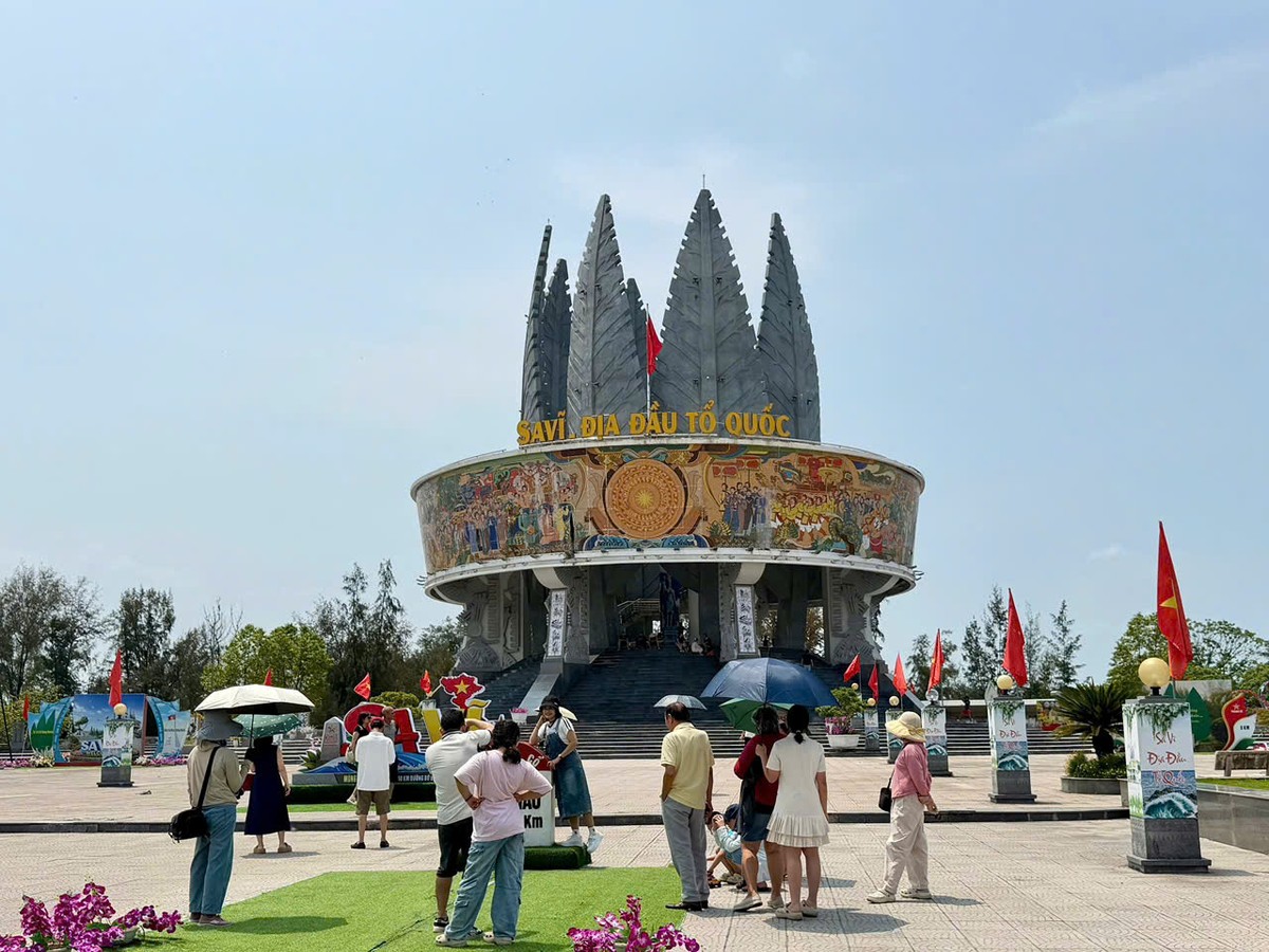 Khách du lịch chụp ảnh kỷ niệm khi đến Sa Vĩ, phường Móng Cái 1.