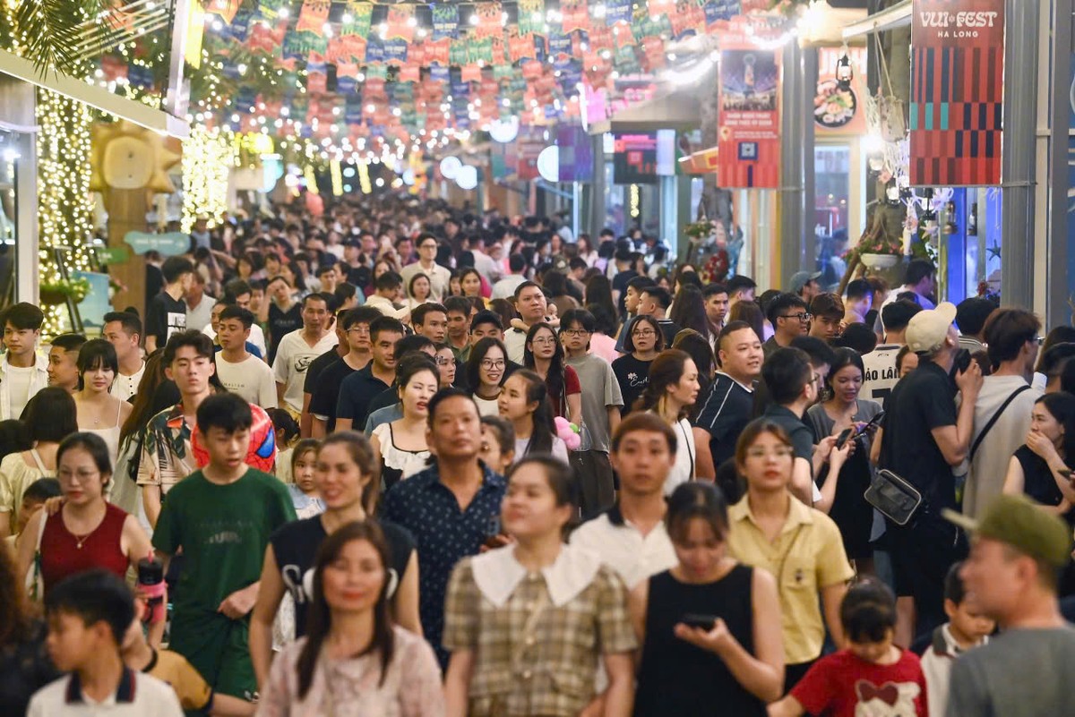 Khách du lịch trải nghiệm không gian chợ đêm VUI-Fest Ha Long.