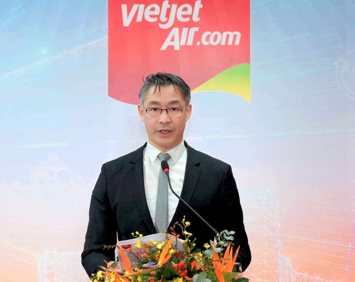 Thành viên HĐQT độc lập Vietjet - Nguyên Phó Thủ tướng CHLB Đức Philipp Rösler cho biết với mô hình kết hợp giữa quản trị chi phí hiệu quả và các yếu tố dịch vụ cần thiết, Vietjet sẽ duy trì lợi thế cạnh tranh về chi phí, đồng thời mang tới trải nghiệm tốt đẹp cho hành khách trên các đường bay dài.
