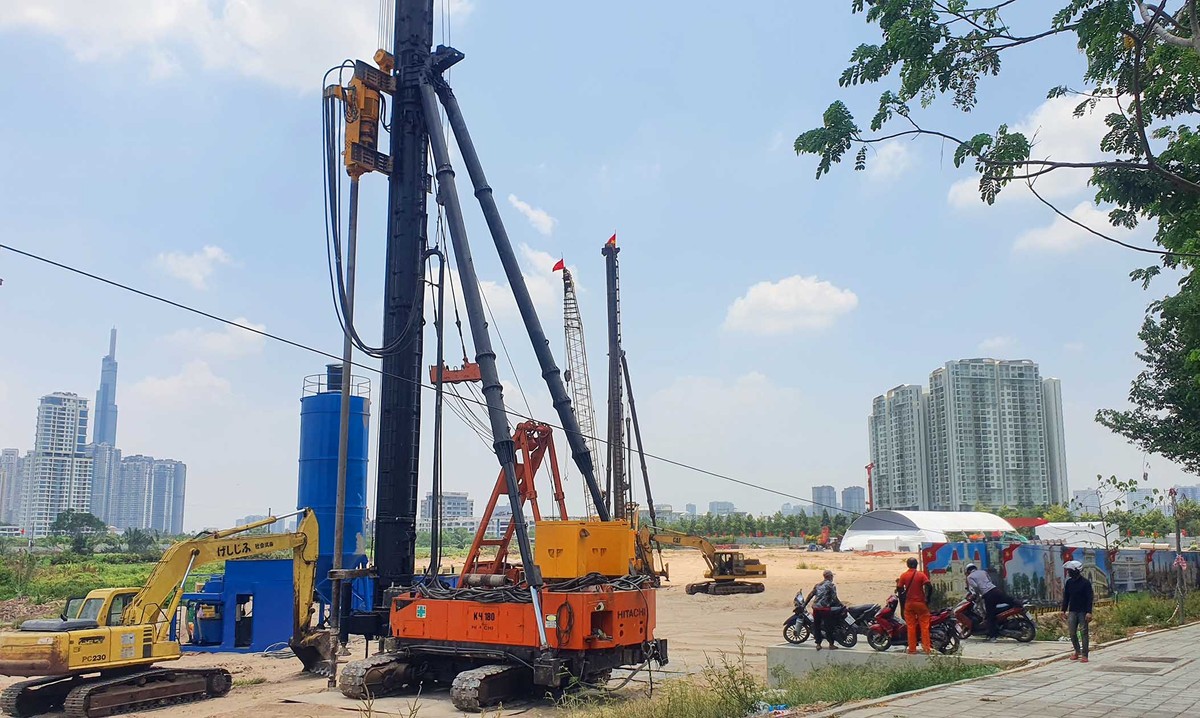 Các loại máy và thiết bị thi công trên công trình.