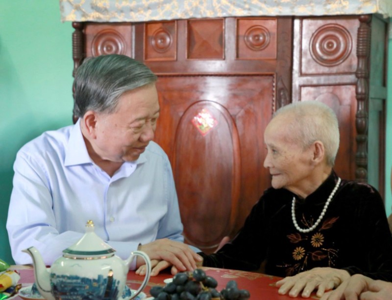 Tổng Bí thư, Chủ tịch nước Tô Lâm ân cần thăm hỏi Mẹ Việt Nam Anh hùng Huỳnh Thị Lơ. Ảnh: TTXVN.