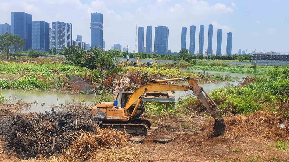 Các mũi thi công vẫn làm việc liên tục vào trưa ngày 27/4.