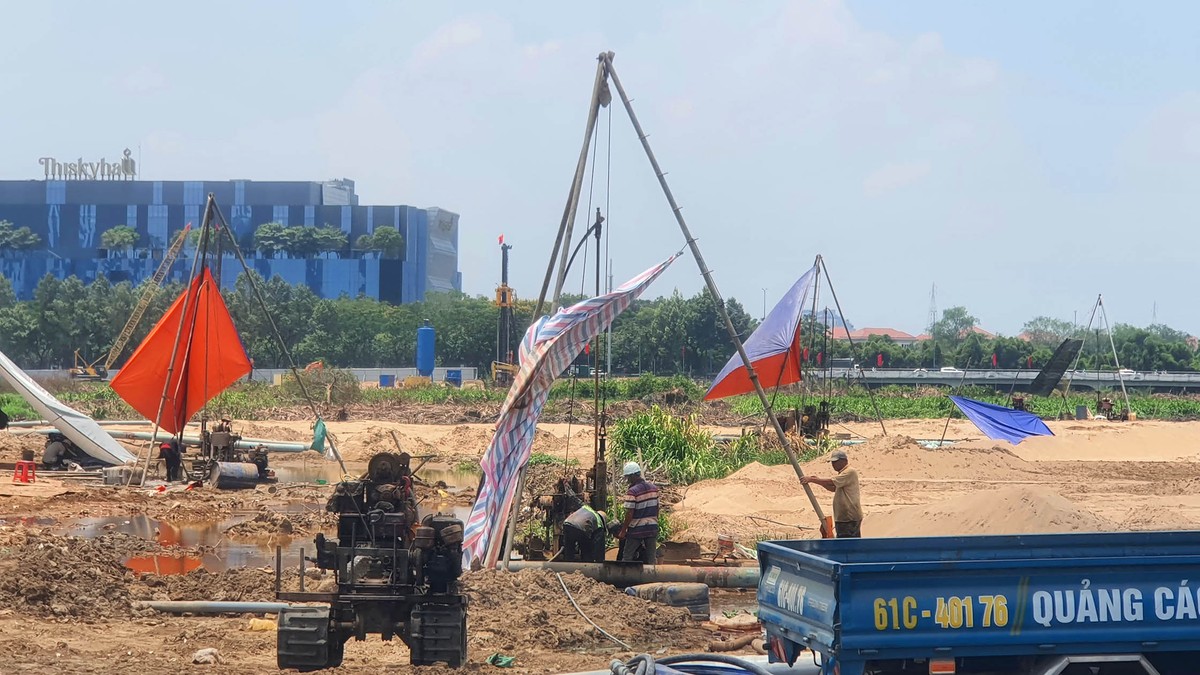 Công nhân làm việc tại dự án trưa ngày 27/4, nhằm đảm bảo tiến độ cho ngày khởi công.