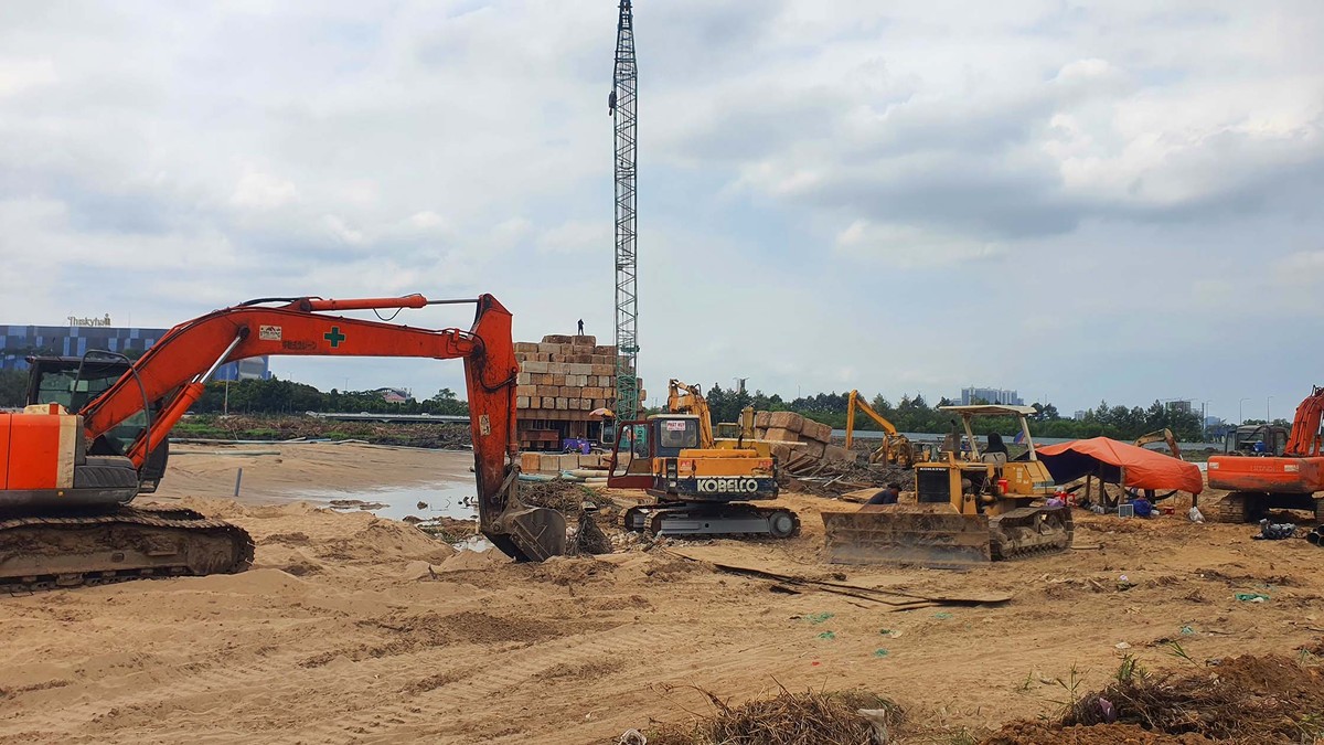 Khu trung tâm hành chính - chính trị có tổng diện tích sàn khoảng 272.000 m2, đáp ứng nhu cầu làm việc cho khoảng 8.000 cán bộ, công chức và phục vụ 1.500 - 2.000 lượt người dân, doanh nghiệp mỗi ngày.