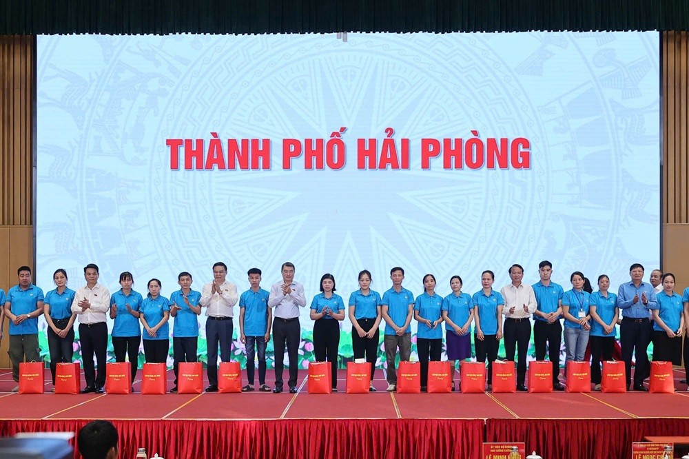 Thủ tướng Chính phủ Lê Minh Hưng và đoàn công tác đã tặng 200 suất quà cho các hộ nghèo, công nhân lao động của thành phố Hải Phòng có hoàn cảnh khó khăn
