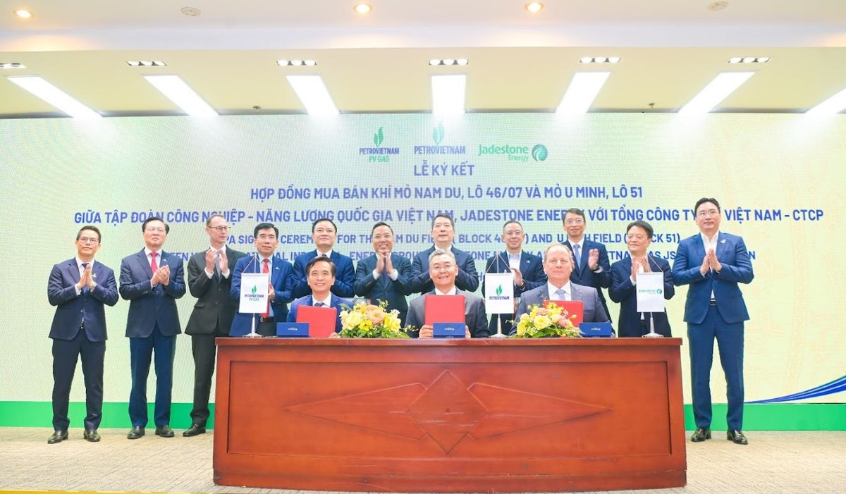 Phó Tổng Giám đốc Petrovietnam Lê Mạnh Cường; Tổng Giám đốc Công ty Jadestone Energy Thomas Mitchell Little; Phó Tổng Giám đốc PV GAS Huỳnh Quang Hải ký kết hợp đồng mua bán khí mỏ Nam Du - U Minh